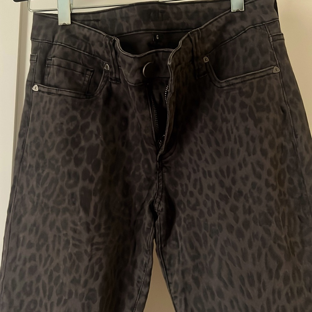 KUT SIZE 6 ankle black / washed black leopard print jean